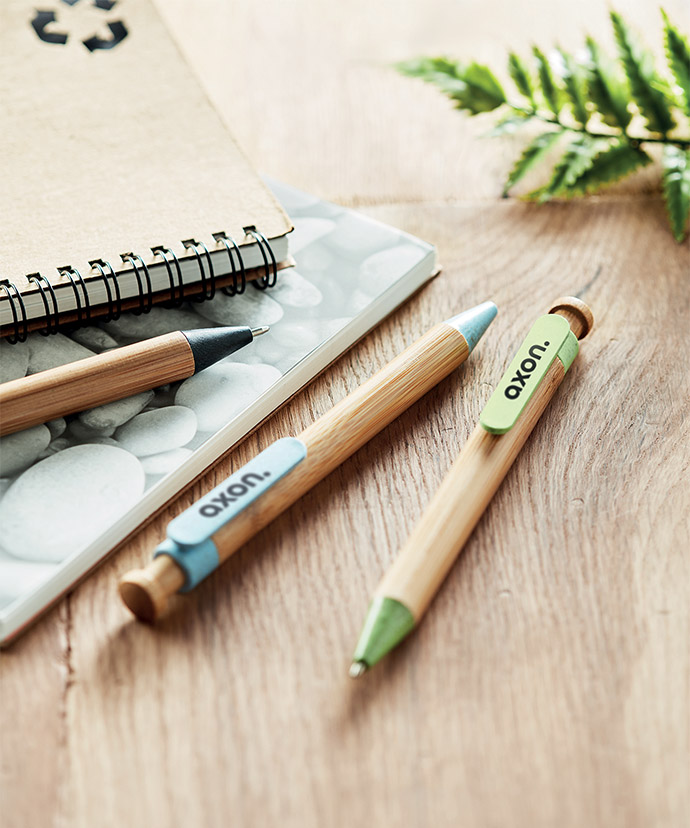 Bolígrafos de madera con clips grandes sobre los que se realiza la impresión.